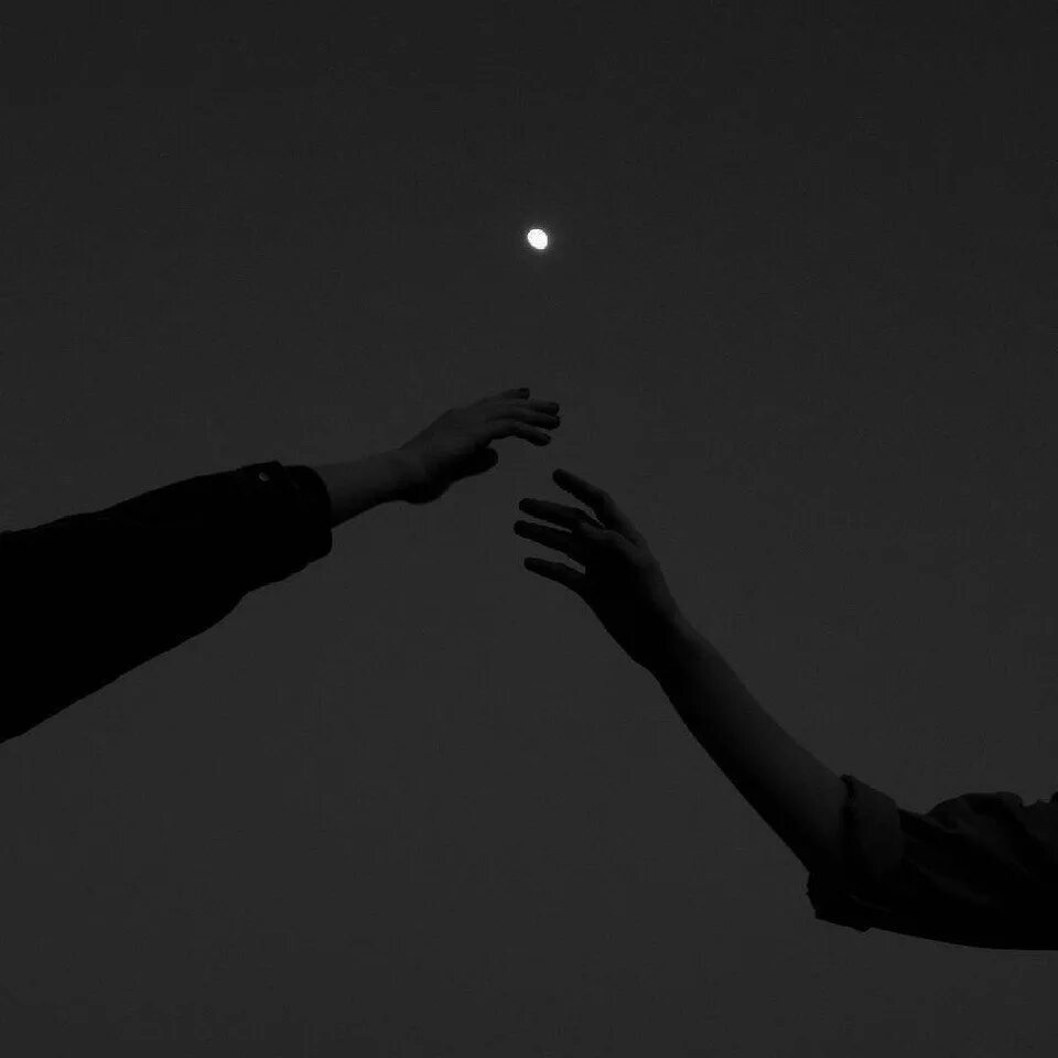 Держаться в тени. Рука тянется к Луне. Эстетика Темноты. Темнота друг. Рука в темноте.