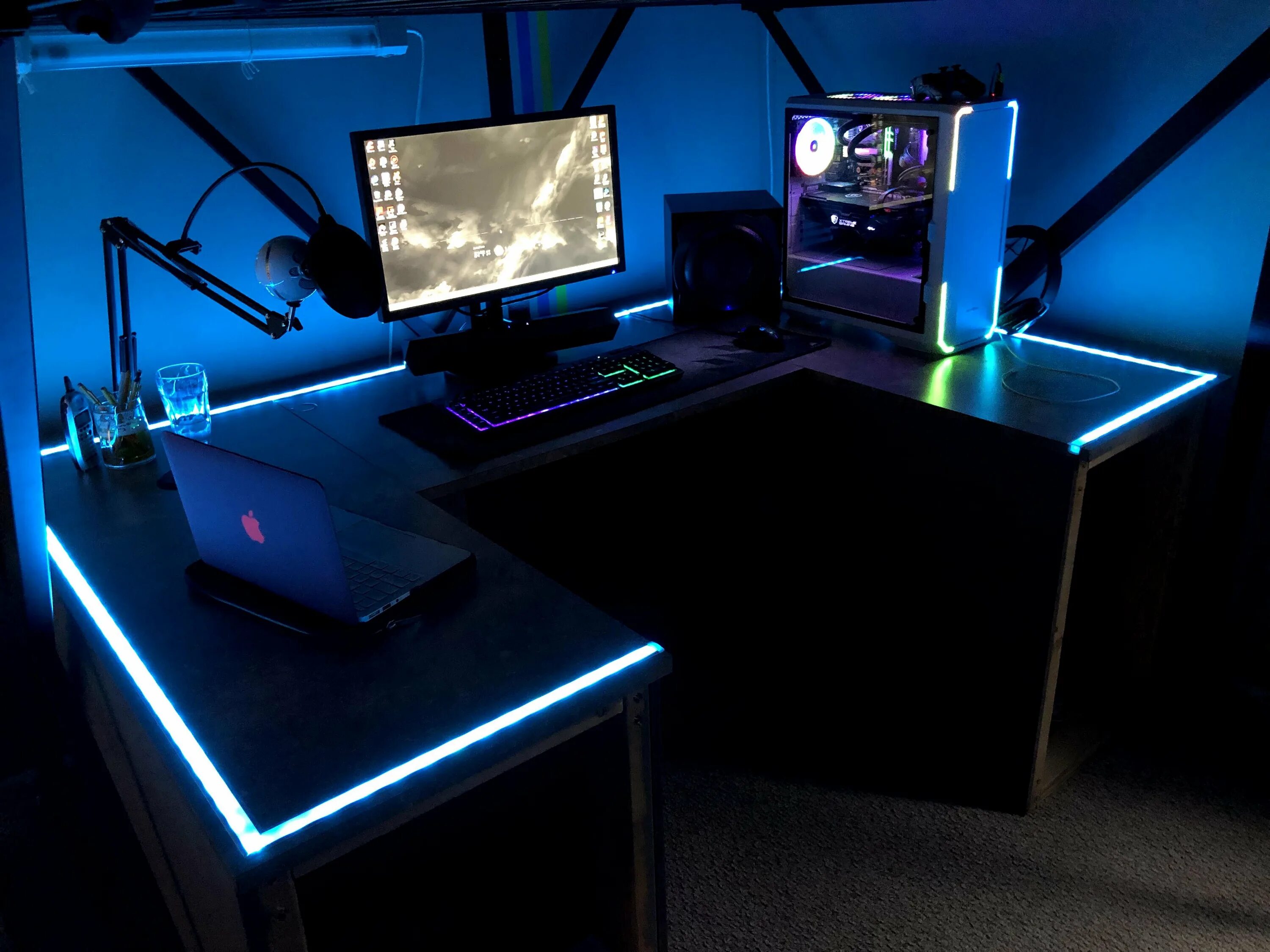 Красивый стол для компьютера. Комната с РГБ подсветкой геймерская. Компьютерные столы лофт сетап. Дрим деск с РГБ подсветкой. Компьютерный стол с подсветкой.