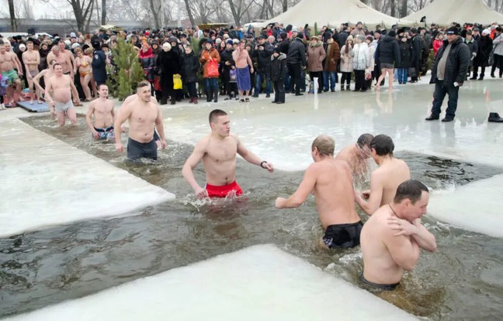 До скольки купаются. Крещение прорубь 2023. Праздник крещение купание в проруби. Крещенское купание в проруби. Люди купаются в проруби.