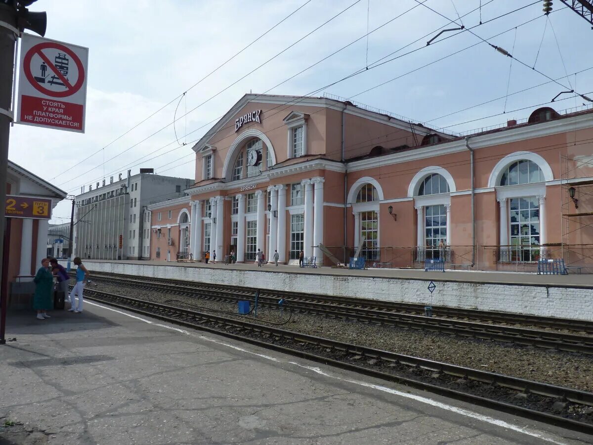 Витраж вокзала Брянск I поврежден обломком БПЛА, пострадавших нет Наш Брянск·Ru