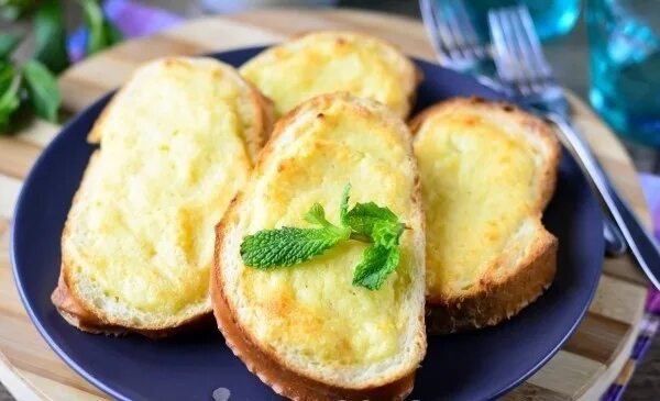 Ленивая ватрушка с творогом. Батон с творогом. Ленивая ватрушка наталья калнина. Ватрушки на батоне. Ватрушка из батона с творогом.