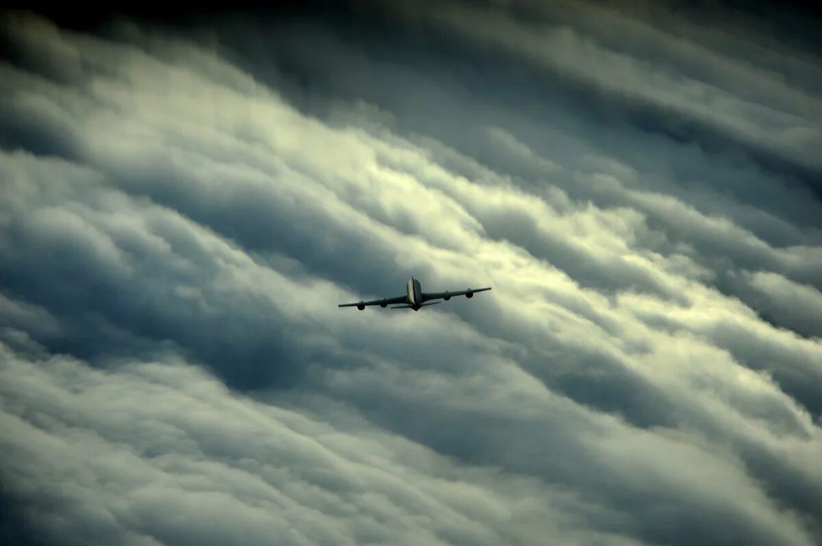 Самолет в небе. Небо облака самолет. Самолет в облаках. Самолет над облаками.