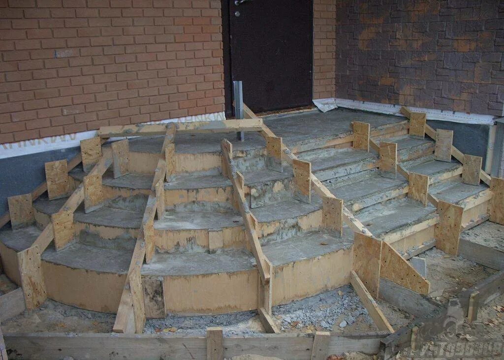 Опалубка для ступеней крыльца. Опалубка для крыльца. Трехскатная лестница монолит. Опалубка ступенек. Опалубка для бетонного крыльца.