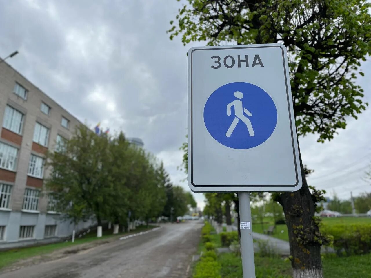 Крымская набережная мост. У набережной. Жилая зона фото. Пешая улица в москве. Центральные улицы москвы пешеходные.
