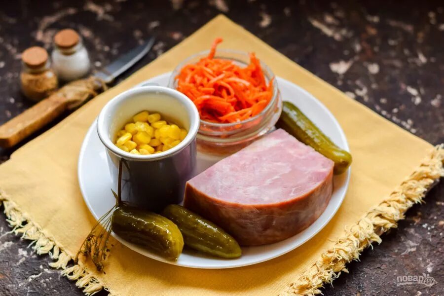 Семга стейк клипарт. Ветчина и морковь. Салат с корейской морковкой и сыром. Салат с ветчиной и корейской морковью и кукурузой. Ветчина морковь и рис.