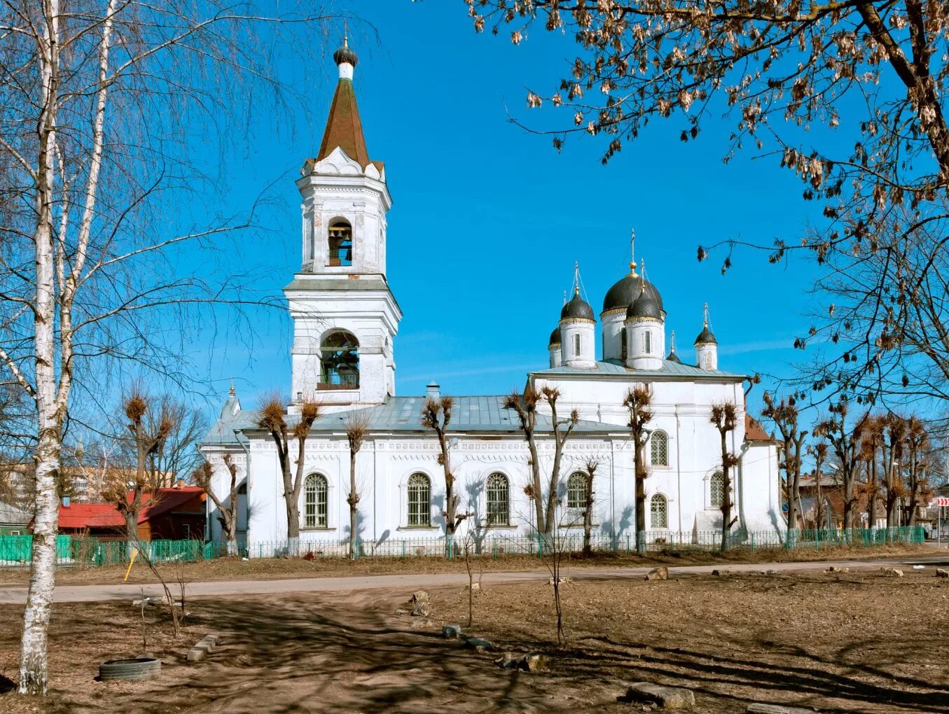 Старые сайты храмов. Белая Троица Тверь. Бело Троицкая Церковь Тверь. Храм Троицы Живоначальной белая Троица в Твери. Церковь Троицы Живоначальной Тверь.