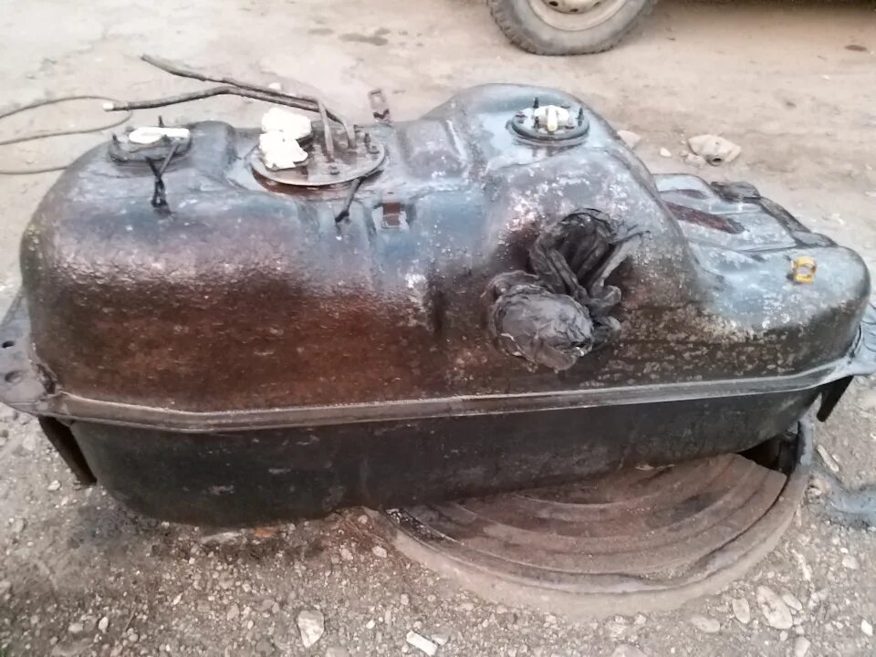 Бак митсубиси паджеро 4. Бензобак паджеро спорт 1. Бензобак паджеро 1. Топливный бак мицубиси паджеро спорт 2008 дизель. Mitsubishi pajero бак топливный.