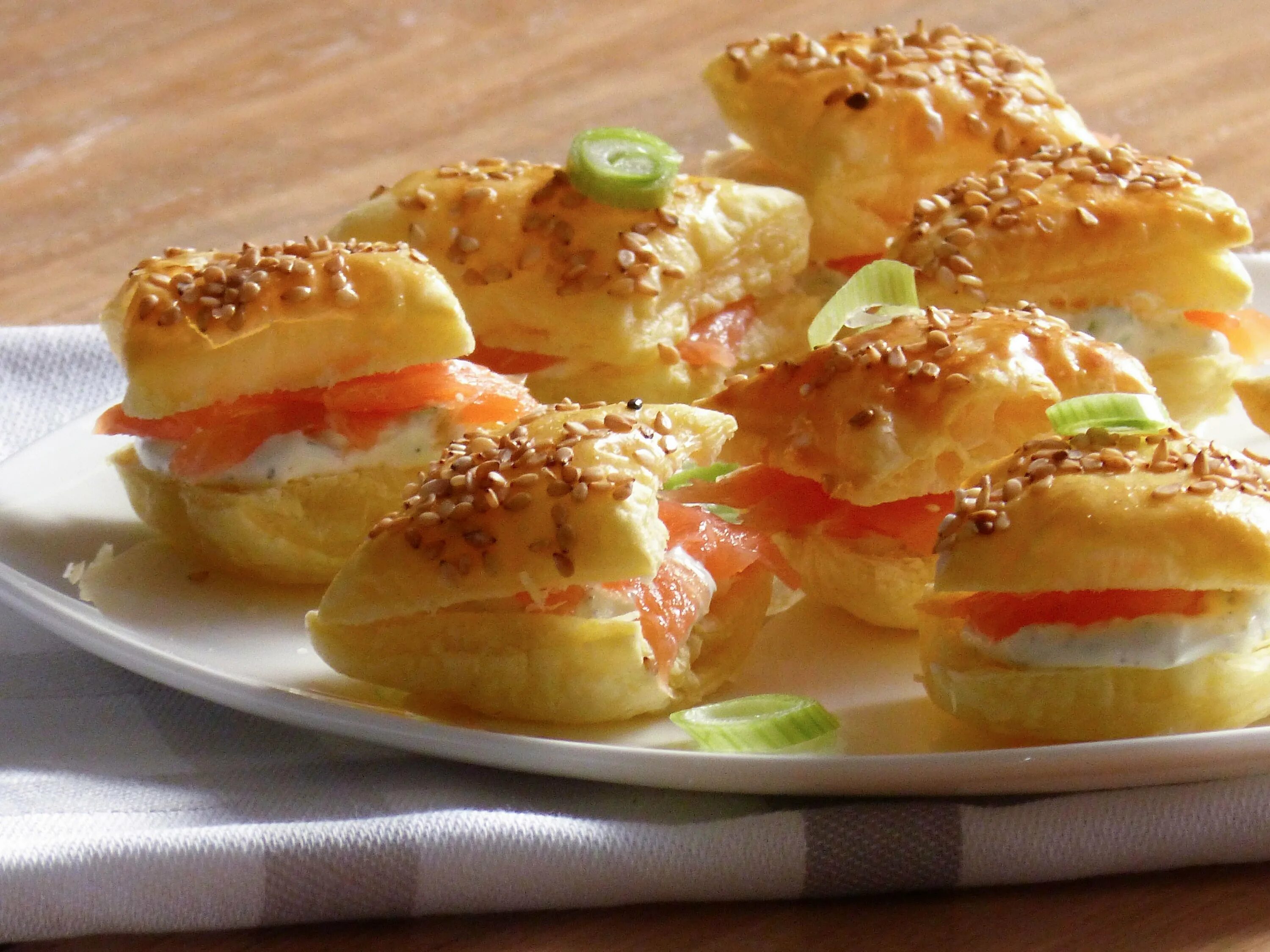 Слоеные бутерброды из слоеного теста. Сэндвич круассан брецельный ветчина. Бутерброды из слоеного теста с начинкой. Бутерброды из слоеного теста. Тесто для бутербродов.