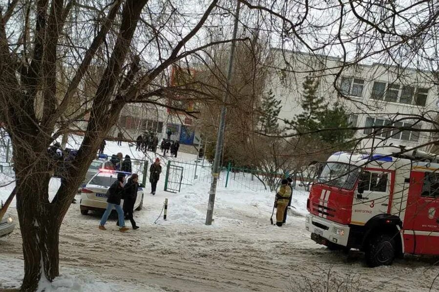 эвакуация 7 больницы волгоград 2015 го. волгоград эвакуация. волгоград эвакуация. эвакуация в торговом центре. в волгограде эвакуируют.