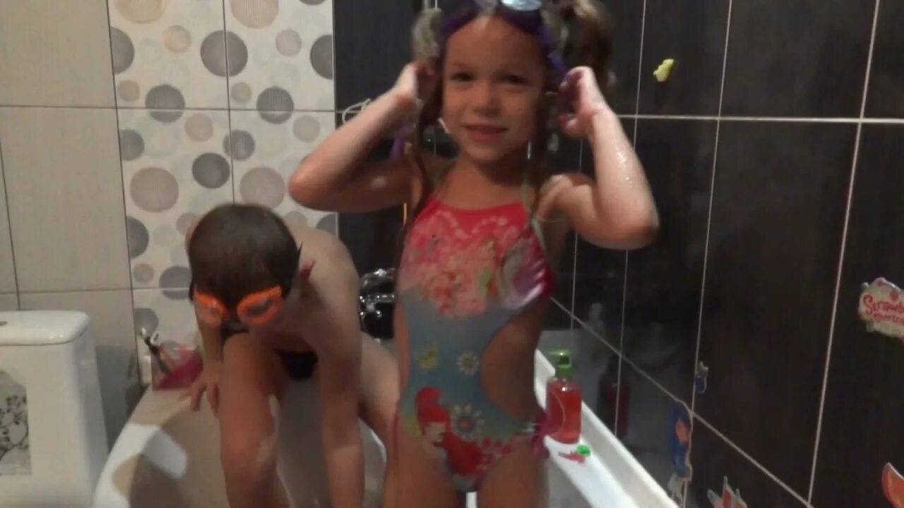 Купается в ванной. Дети моются в ванной. Девочка купается в ванне. Дочка в ванной. Дочка моется в ванне