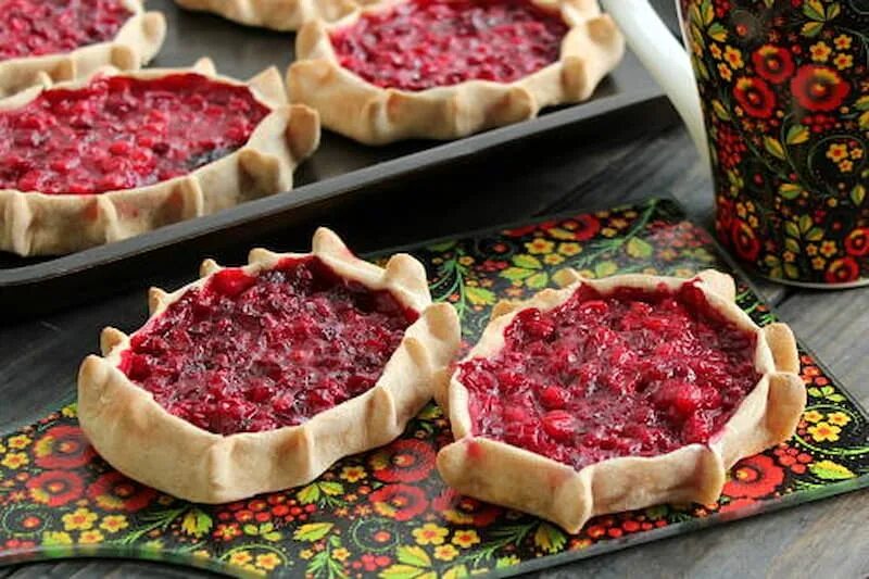 Калитка выпечка. Калитка с брусникой. Калитка с брусникой из ржаной муки. Калитка с брусникой. Ржаные калитки с ягодами.