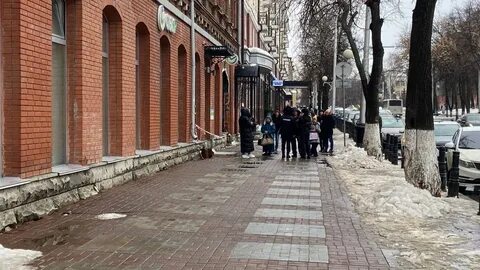 Выставили на улицу