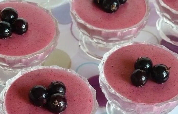 Смородинный мусс. Смородинный мусс. Черносмородиновый мусс. Мусс из черной смородины. Мусс черная смородина.