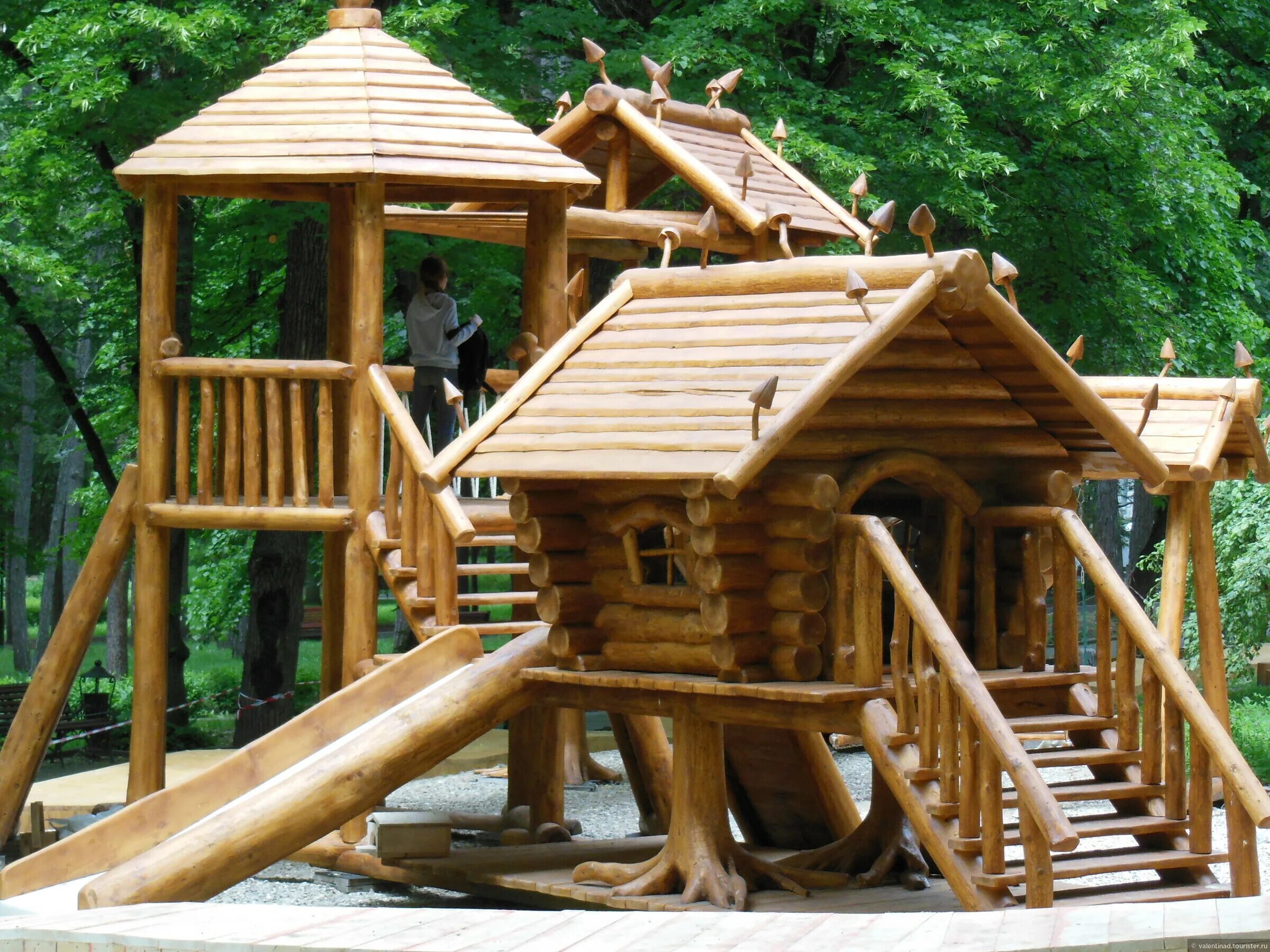 детский парк кисловодск. детская площадка в курортном парке кисловодска. кисловодск парк детская площадка. кисловодский парк аттракционов. детская площадка в парке кисловодска.