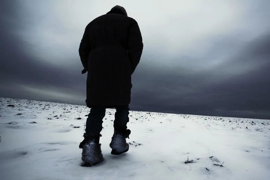 Картина спящие девушки. Человек в ночном городе. Человек ночью. Ночью в бреду. Ночью в бреду.