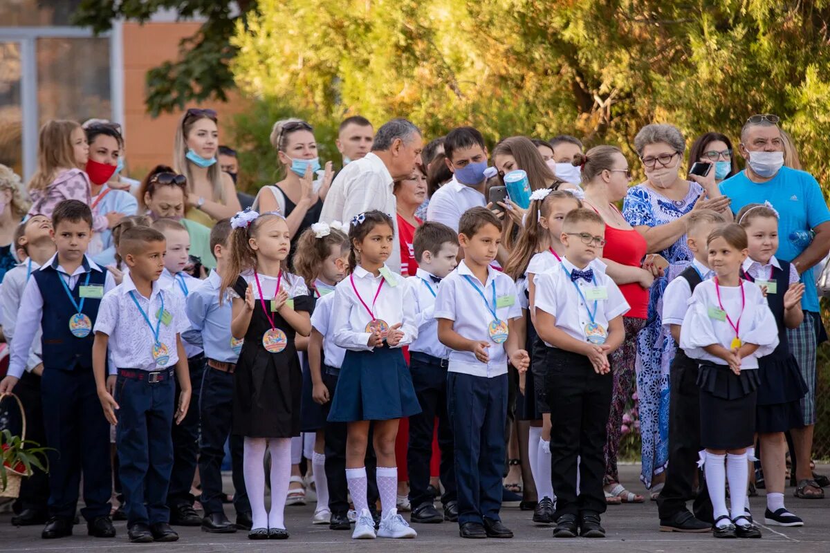 8 9 1 сентября. Школьники 1 сентября. 8 9 1 сентября. Школьники на линейке. Школа 1 сентября.