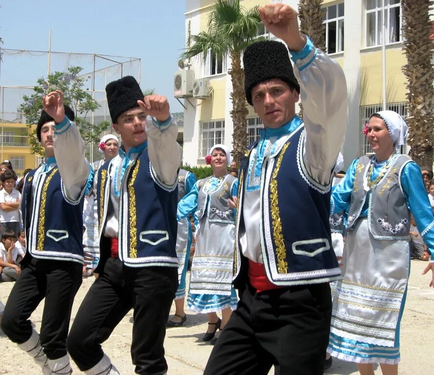 Гагаузы вероисповедание. Народности Молдавии гагаузы. Гагаузия гагаузы. Молдавия нация гагаузы. Национальный костюм гагаузов.