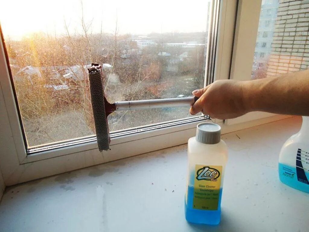 Чем помыть пластиковые окна. Мытье пластиковых окон. Средство для оттирания пластиковых окон. Чистка окон. Отмыть пластиковые окна.