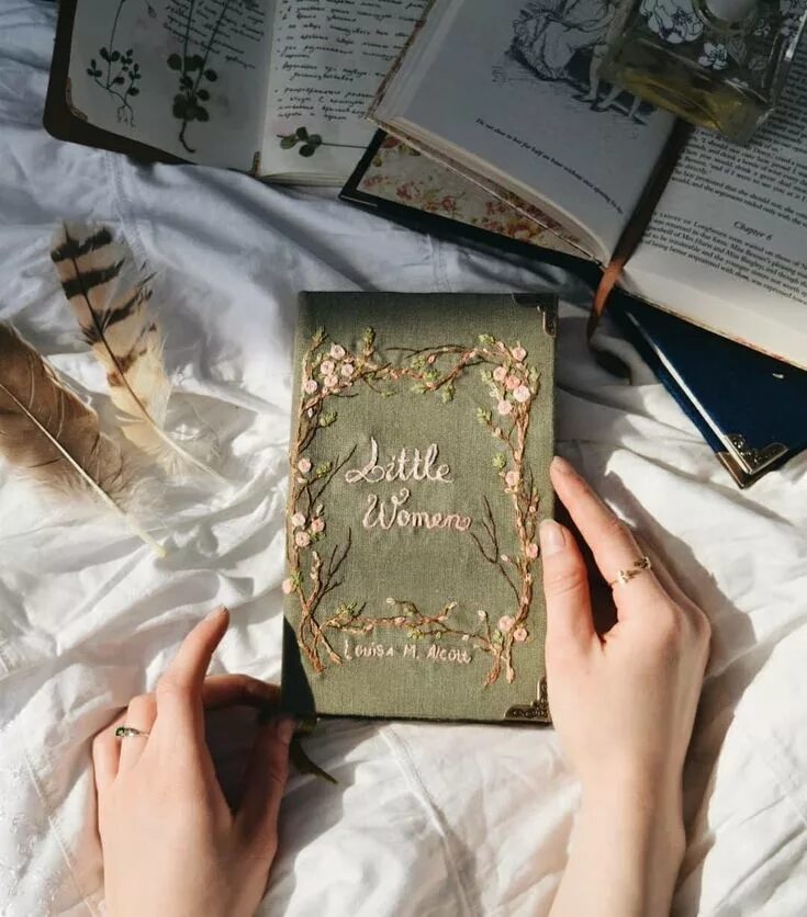 Сердечко из книг. Обои вдохновляющие на учебу. Книга на фоне моря. Книги эстетика. Cover for facebook.