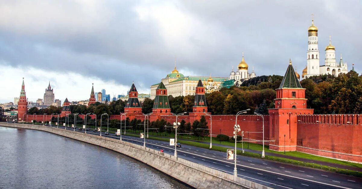 Кремлевская набережная Москва. Московский Кремль набережная. Кремль с кремлевской набережной. 1910 Кремля в Москве Кремлевская набережная. Автор кремлевской