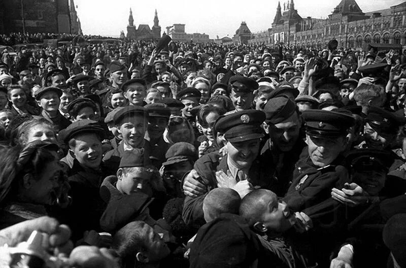 Победа 1945. Красная площадь 9 мая 1945. Ликование Победы 1945. Победа 9 мая 1945.