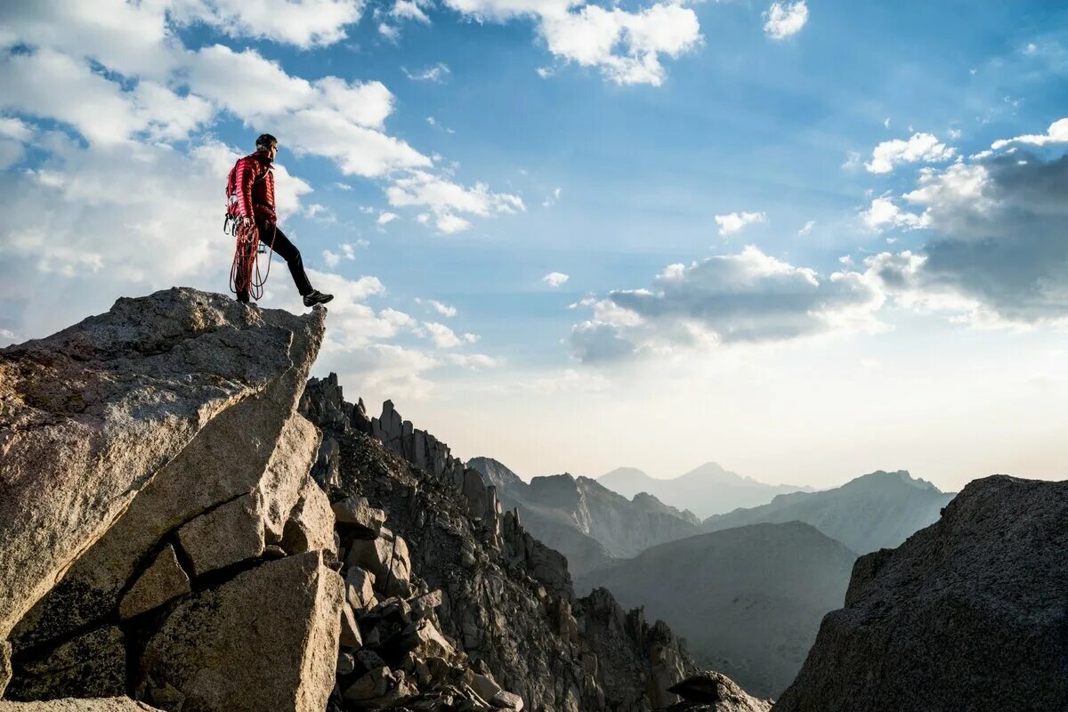 They climb like. Горы мотивация. Подъем в гору. Горы преодоление. Преодоление трудностей.