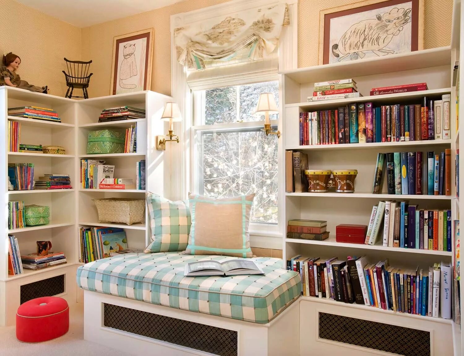 Комната с книжными полками. Комната с книжным шкафом. Уютная комната с книжными полками. Книжный стеллаж в маленькой комнате.