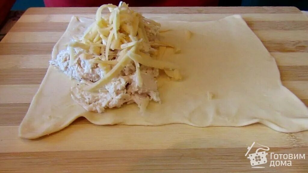 Курица с сыром в слоеном тесте. Слоеное тесто с куриным филе. куриное филе в слоеном тесте. слойка с курицей в руках. фарш слоеное тесто кунжут.