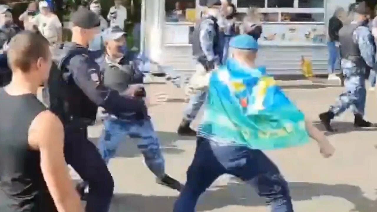 День вдв 2021 драки. Вв против вдв. Драка в парке горького вдв. Омон и вдв. Вдвшник против омоновца.