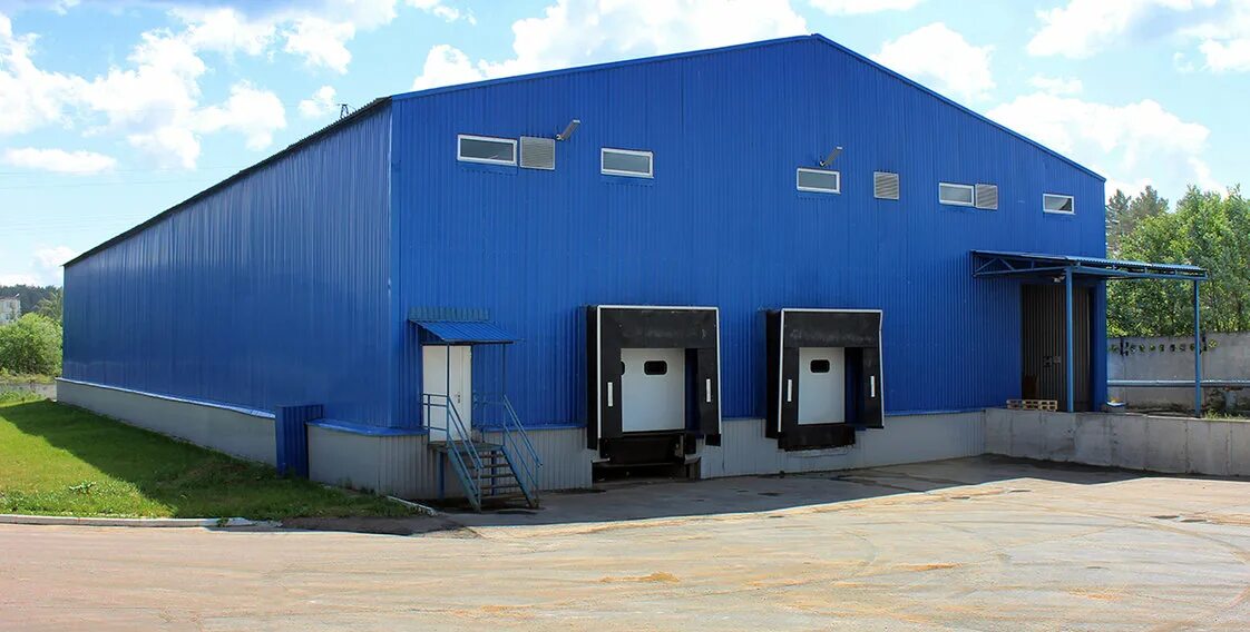 Ангары из панелей. Склад из сэндвич панелей 200 м2. Быстровозводимое здание 200м2. Возведение ангара из сендвичные панели. Ангар из сэндвич панелей 2000.