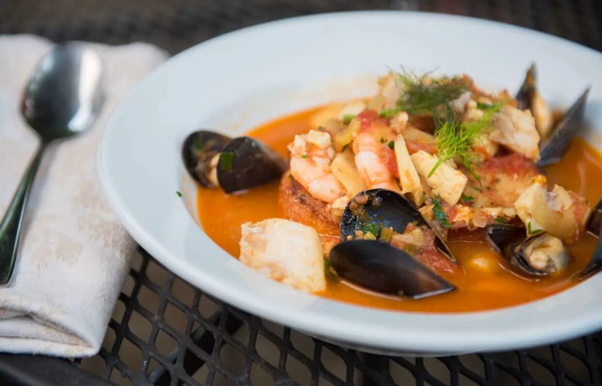 Буйабес это. Провансальский буйабес. Марсельский буйабес. Французский буйабес. Французский суп буйабес.