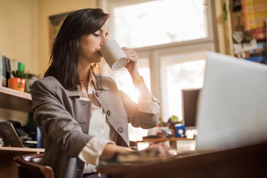 Пьют кофе в офисе. Стресс и кофе. drinking coffee. woman drinking coffee. принес начальнице кофе видео.