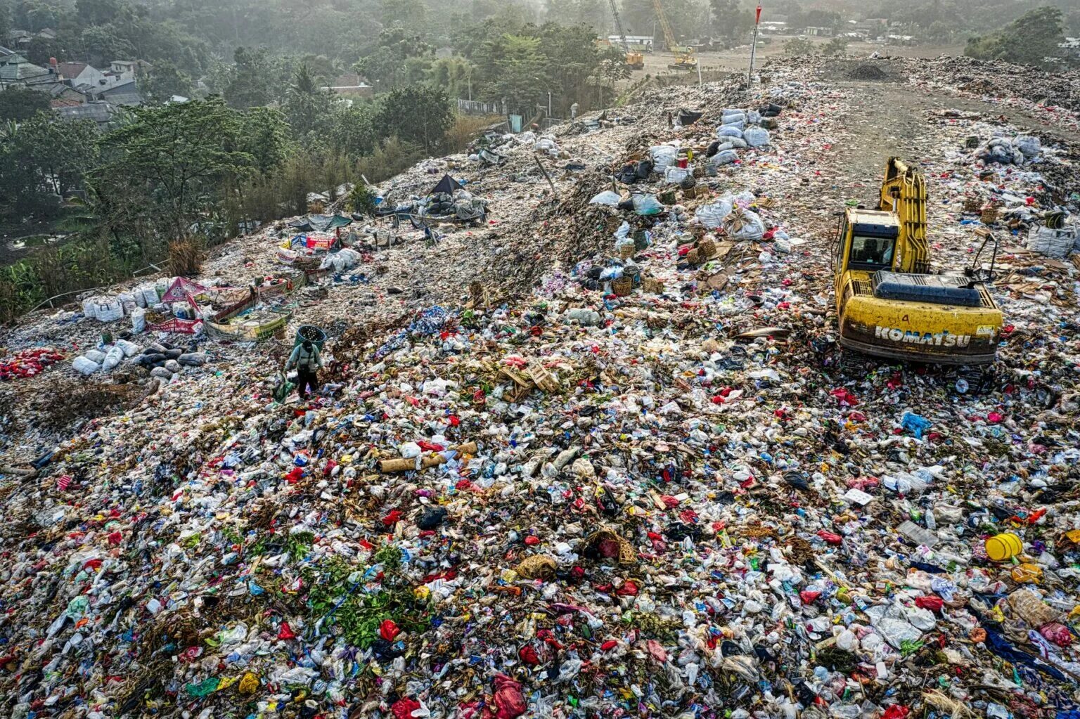 Отходы на планете земля. Мусорный полигон Петербург. Sanitary landfill. Мусорная свалка.