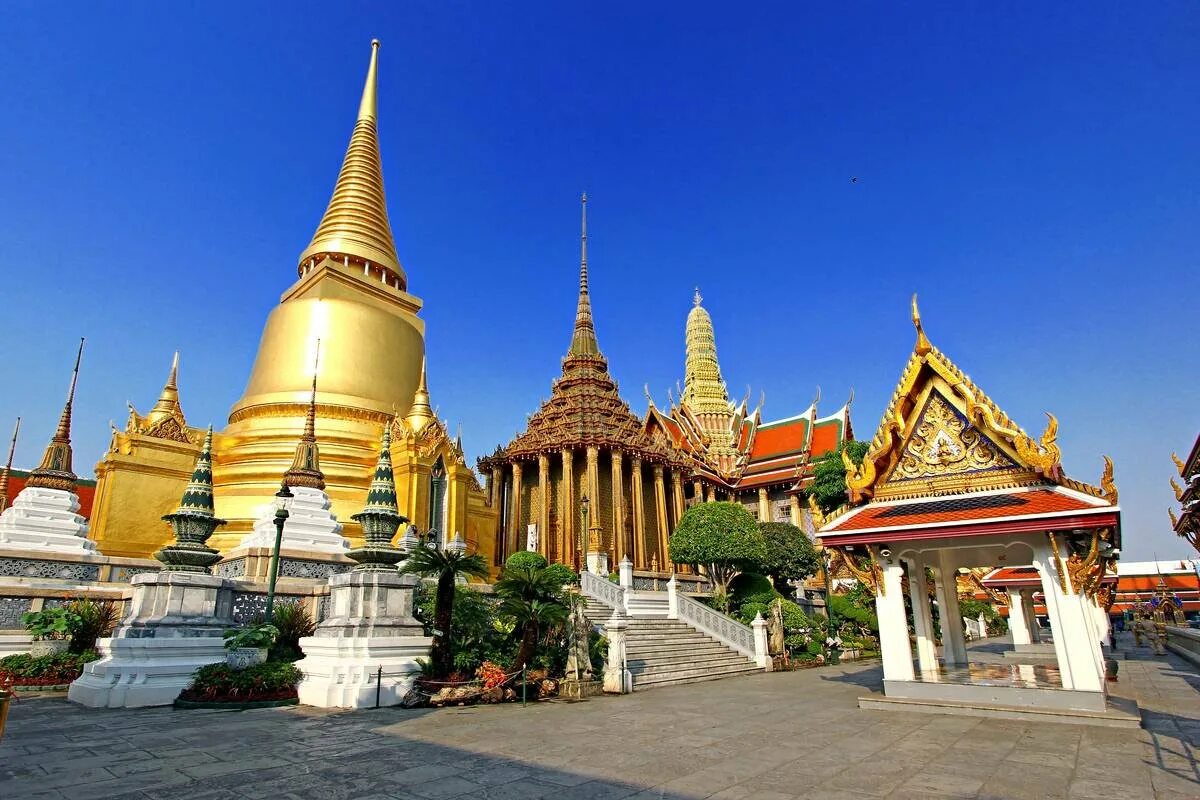 Бангкок какой год. Храм изумрудного Будды в Бангкоке. Храм изумрудного Будды) – буддийский храм в Бангкоке. Храм изумрудного Будды (ват Пхра Кео). Бангкок дворец изумрудного Будды.