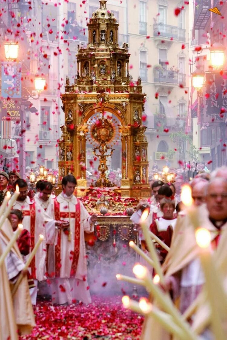 Католический праздник православный. Corpus Christi праздник. Католический праздник тела и крови Христовых (Corpus Christi). Корпус Кристи праздник в Испании. Католические праздники в храме.