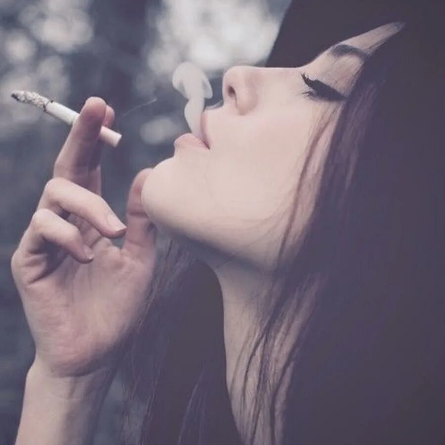 Француз дым. Девушка курит. Девушка в дыму. Дым изо рта. Девушка с сигаретой на аву.