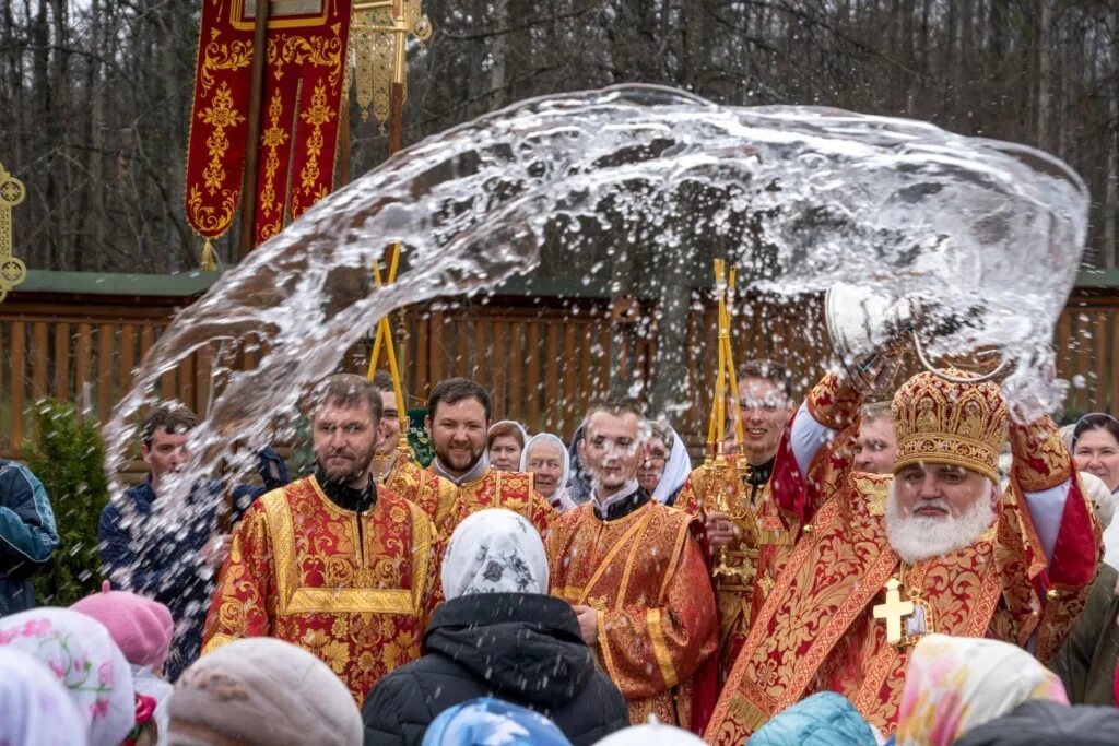 Храм царевича Димитрия Пасха. Священник Окропляет Святой водой в храме. Окропление Святой. Священник кропит Святой водой.