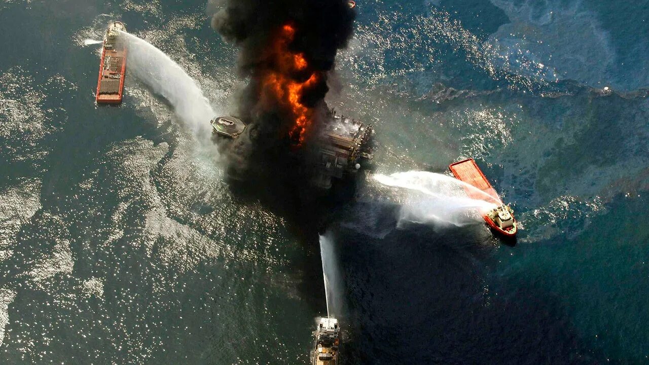 Катастрофа по другому. Глубоководный горизонт катастрофа 2010. взрыв нефтяной платформы deepwater horizon в мексиканском заливе. катастрофа бритиш петролеум 2010. взрыв на нефтяной платформе в мексиканском заливе 2010.