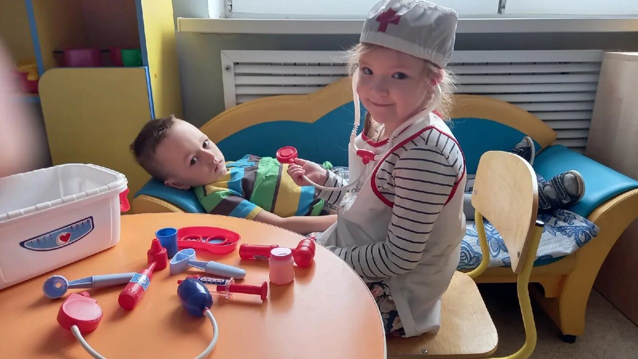 Сюжетно-ролевая игра скорая помощь в старшей группе. Сюжетные игры в детском саду. Дети играют в скорую. Машинка больничка игрушка. Сюжетно-ролевые игры в детском саду.