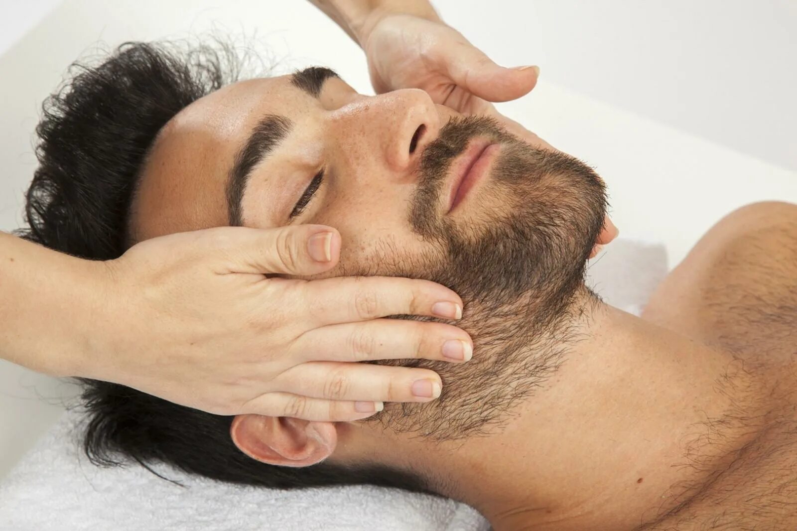 Hairy massage. Массаж лица мужчине. Косметология для мужчин. Массаж мужчине. Массаж для бороды.