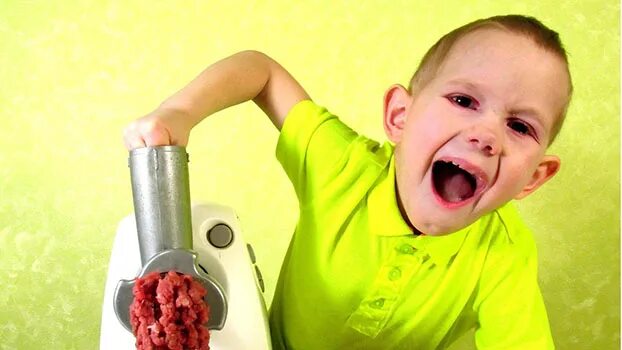 Ребенок и розетка. Ребенок лезет в розетку. Затолкать игрушку. Сунь палец в розетку. Ребенок и розетка.