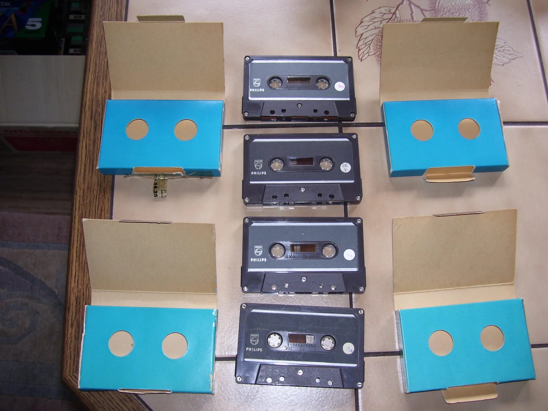 Компакт кассета Филипс 1963. Первая аудиокассета Филипс. Первая кассета Филипс. Philips первая компакт кассета.