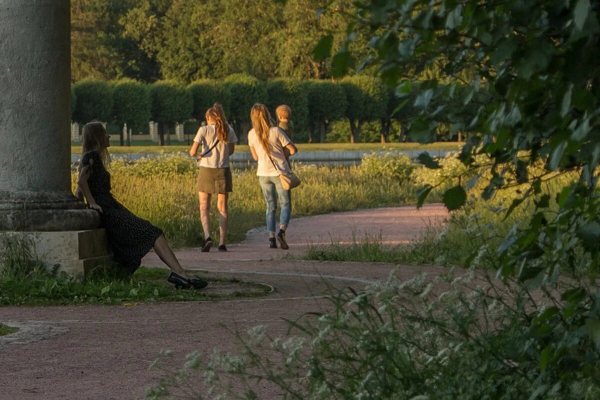 Вечерняя прогулка. Прогулка вечером. Прогулка лето вечер. Прогулка вдвоем. Вечерние романтические прогулки.