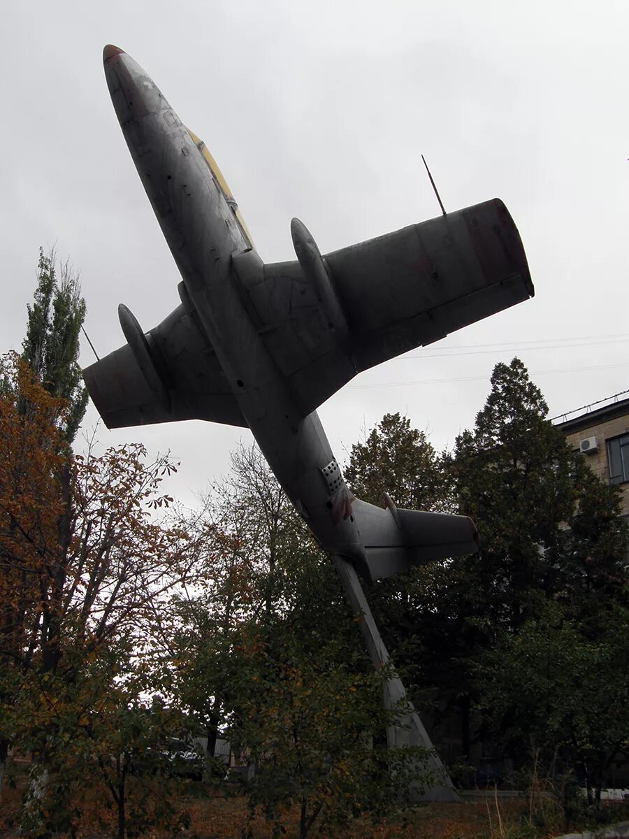 Авиацентр луганск. Л 29 луганск. л 39 луганск. памятники авиации л 39. луганск памятник самолет.