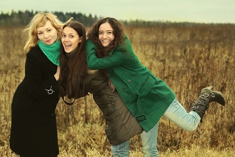 Покажи фотки 3. Фотосессия для 3 подруг на улице. Прогулочная фотосессия с подругой. Фотосессия с подругой на улице весной. 3 Подружки.