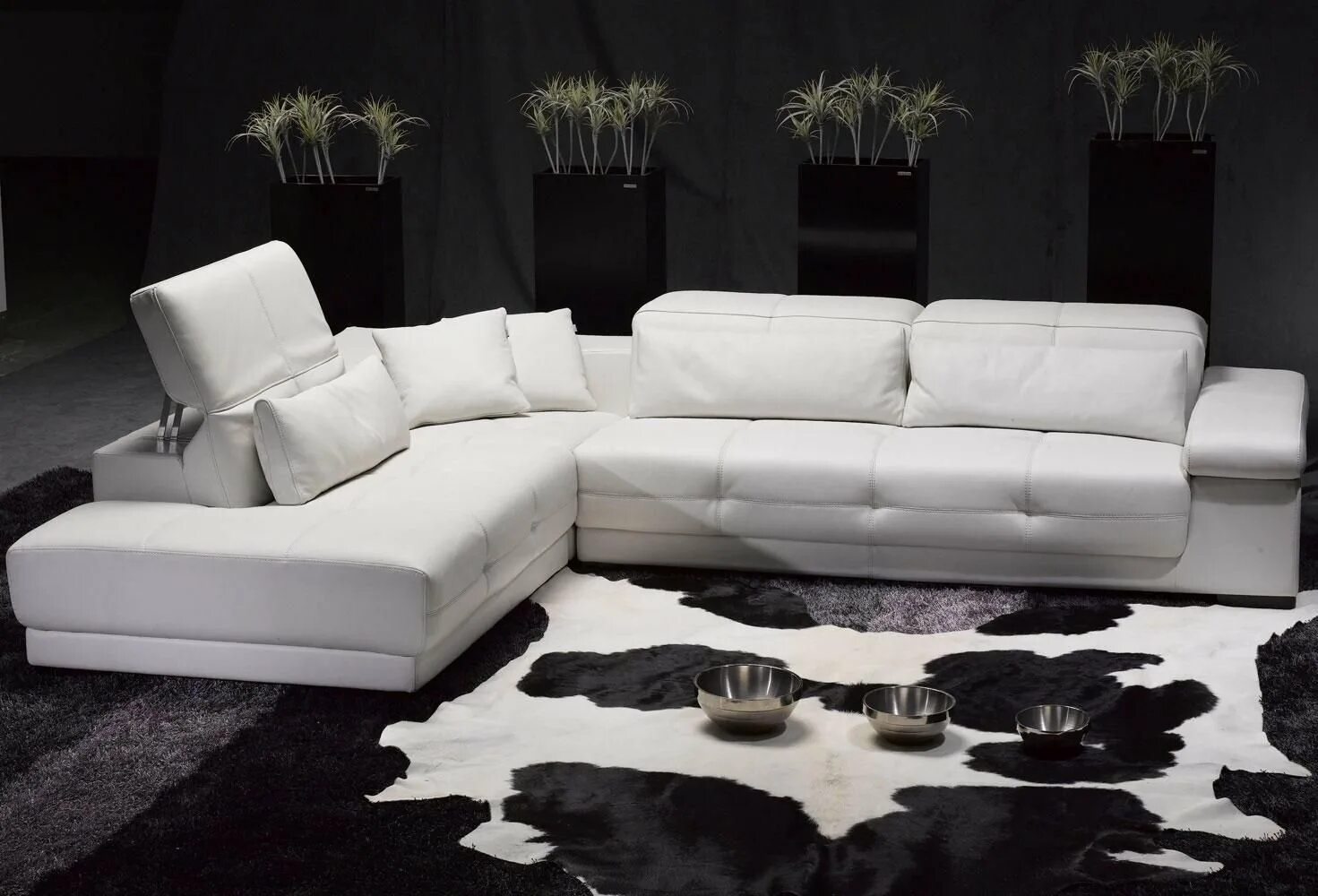 Диван Sylvain Sofa. Белый кожаный диван. Красивый белый диван. Белый кожаный диван угловой.