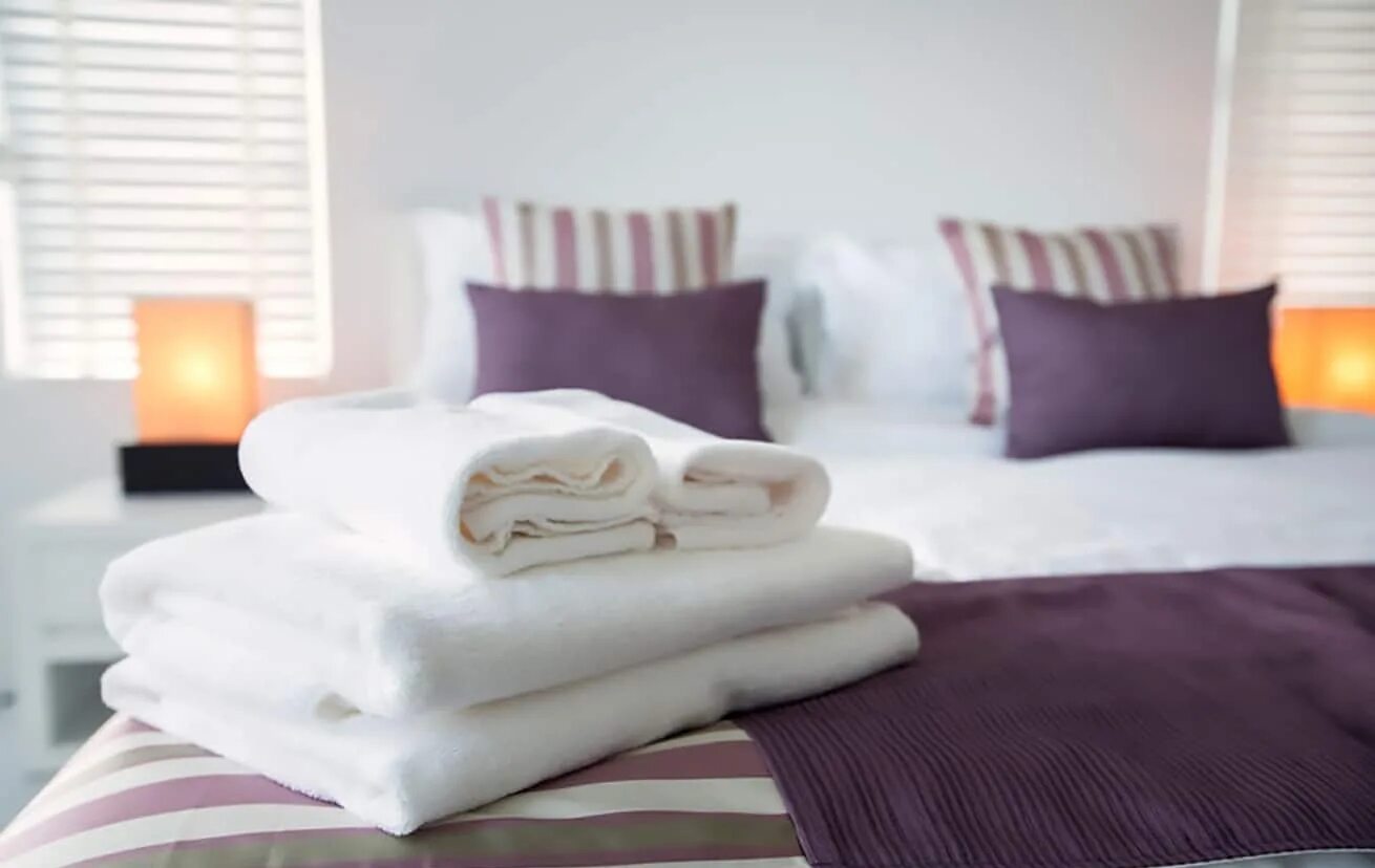 Полотенце на кровати. Полотенца на кровати. Полотенца на кровати в отеле. Постельное белье полотенце для гостиниц. Полотенце отель кровать.