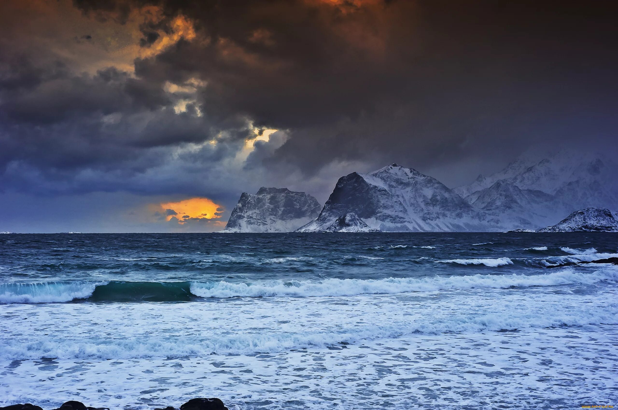 Норвежское море на Атлантическом океане. Исландия Атлантический океан берег шторм. Северное и норвежское море. Северное побережье Норвегии.
