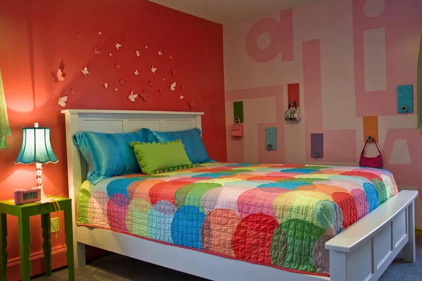 Сделай комнату ярко. Яркий интерьер. Декор для комнаты яркие цвета. Разноцветные стены в интерьере. Оп арт стиль в интерьере.