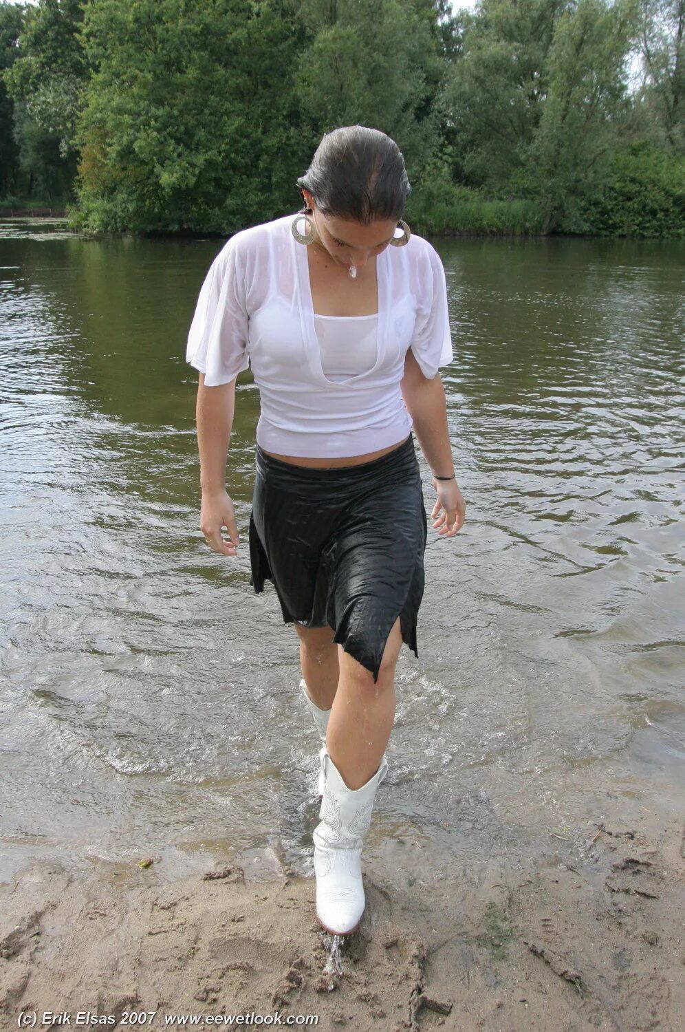 Купание в одежде wetlook. Wetlook в деловом костюме. ветлук купание в одежде. купание в деловом костюме.